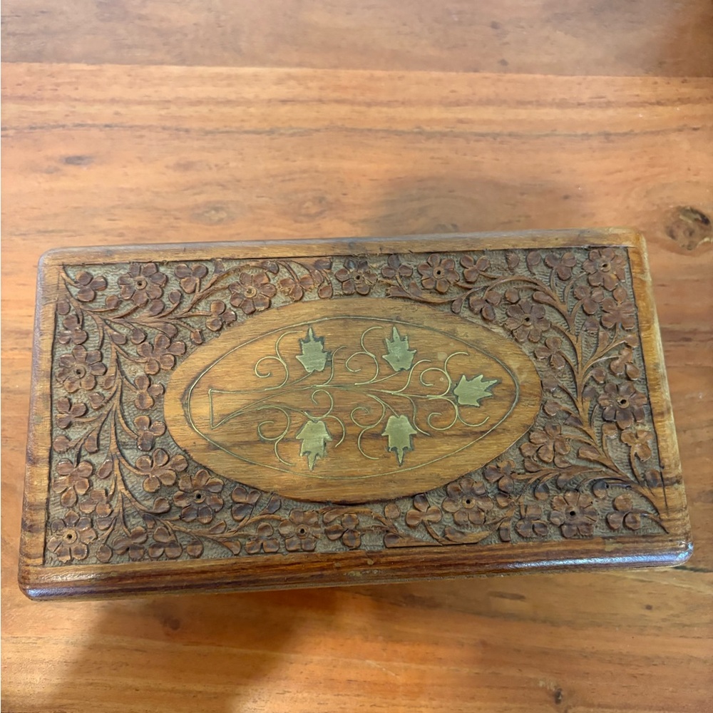Vintage Intricately Carved Wooden Box Floral pattern Jewlery box velvet lining‎